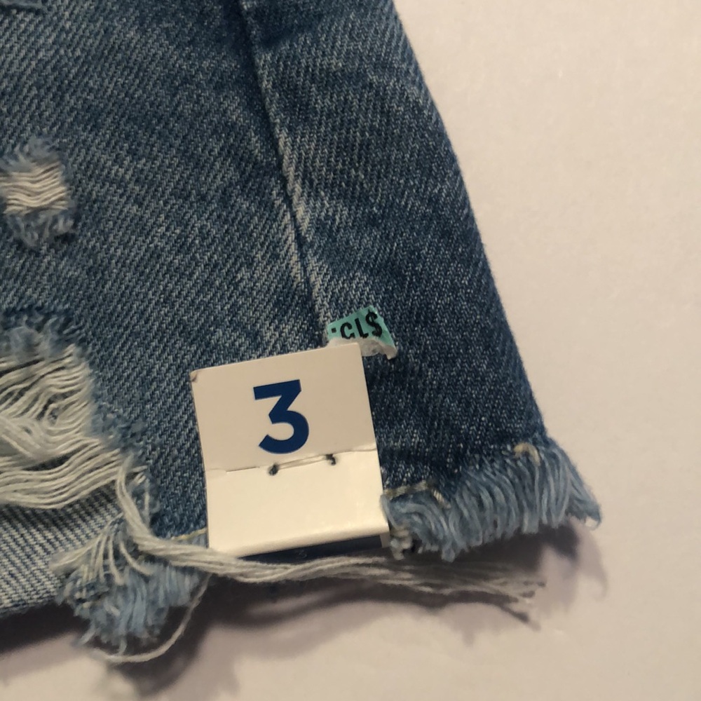 Woman’s distressed hi-rise shorts - Picture 6 of 9